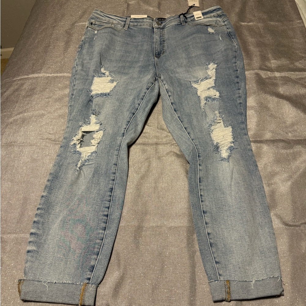 Judy Blue Ankle Cropped Distressed Blue Jeans